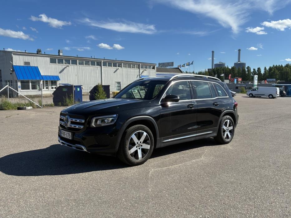MERCEDES-BENZ GLB 2023