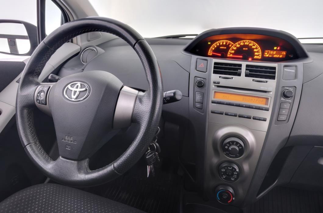 TOYOTA Yaris 2011