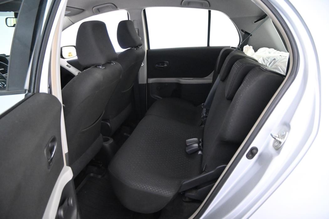 TOYOTA Yaris 2011