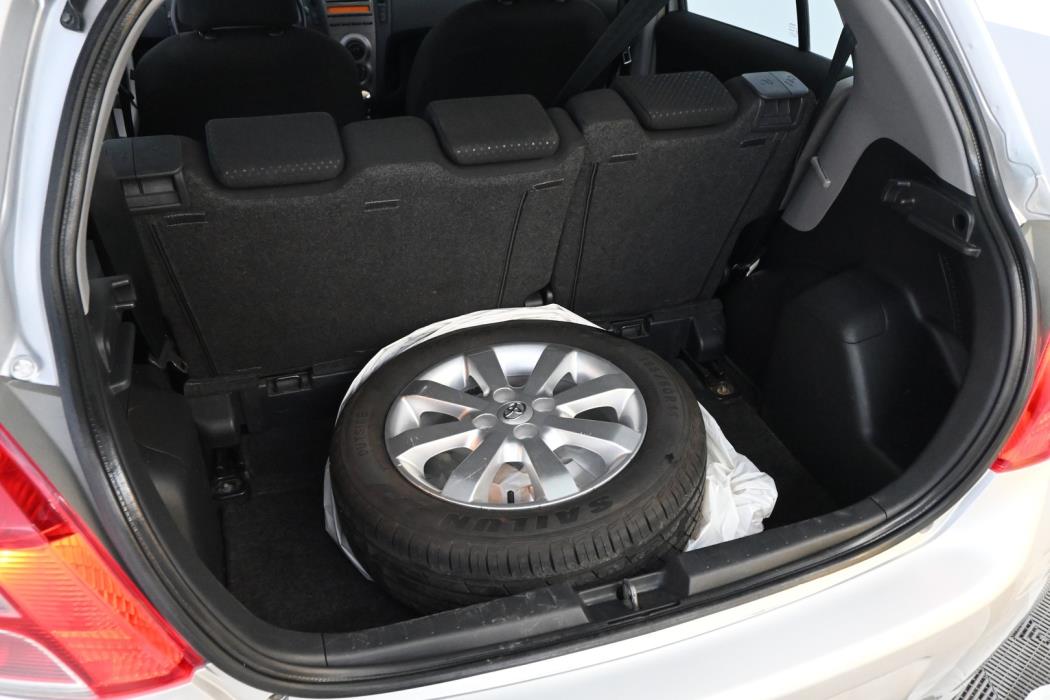 TOYOTA Yaris 2011