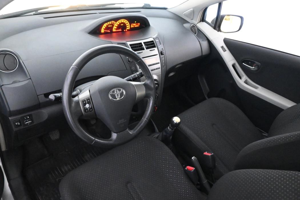 TOYOTA Yaris 2011