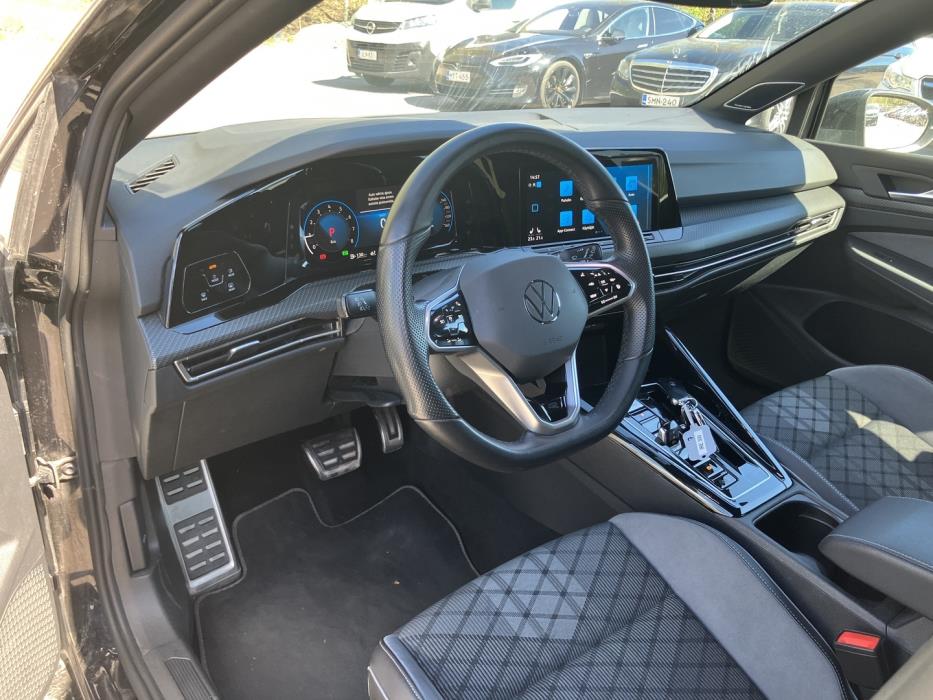VOLKSWAGEN Golf 2023