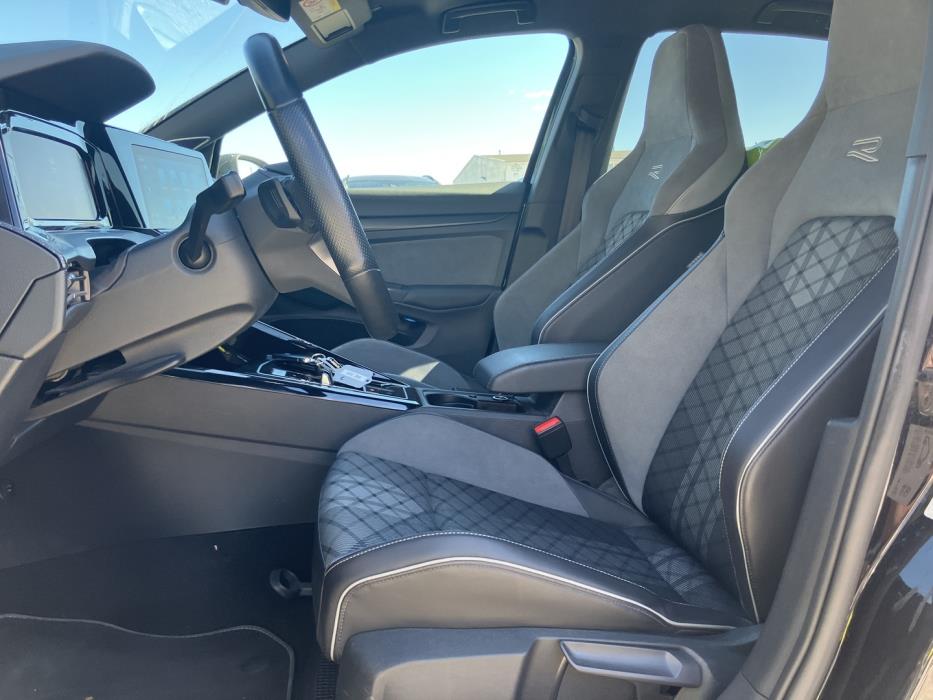 VOLKSWAGEN Golf 2023