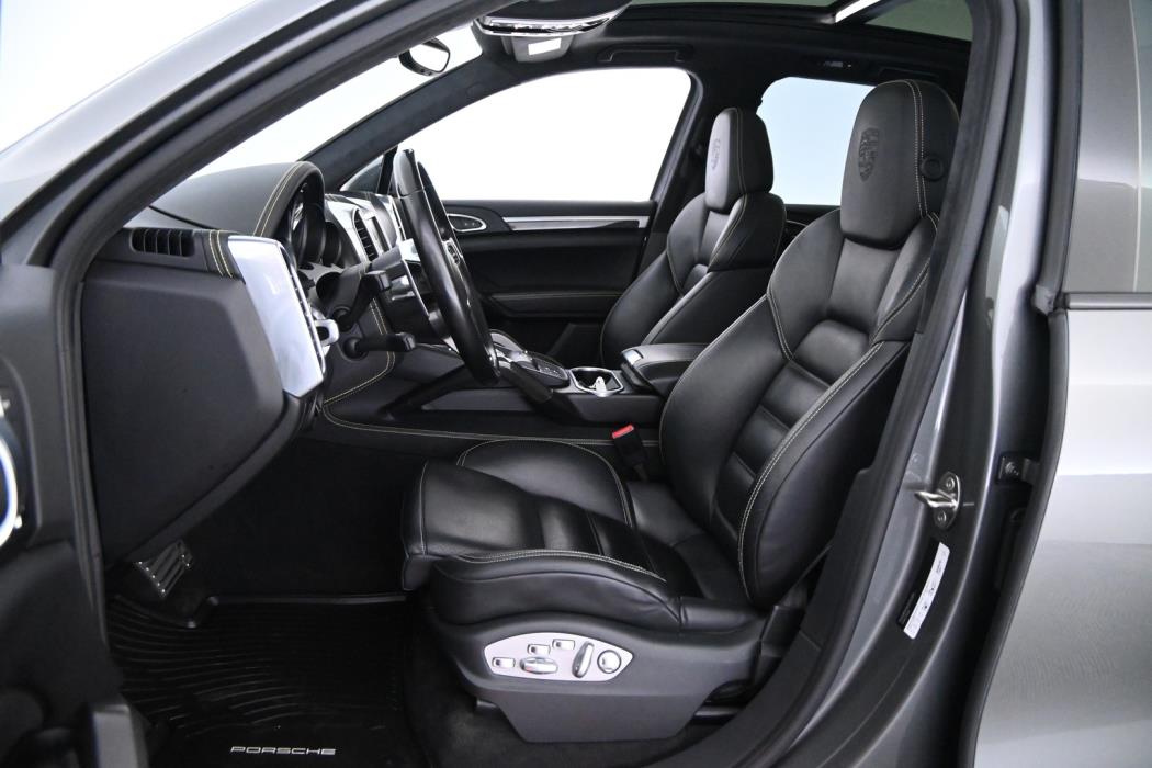 PORSCHE Cayenne 2016