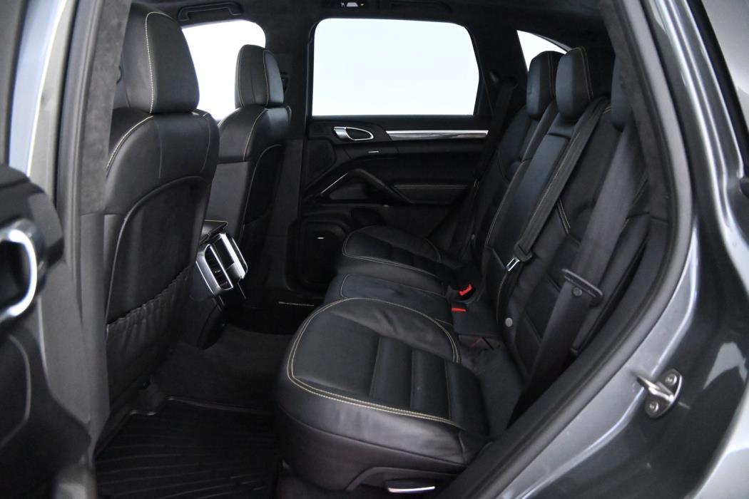 PORSCHE Cayenne 2016