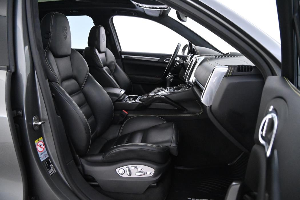 PORSCHE Cayenne 2016