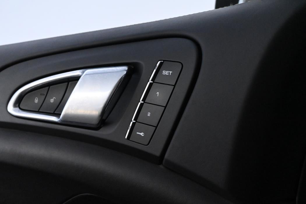 PORSCHE Cayenne 2016