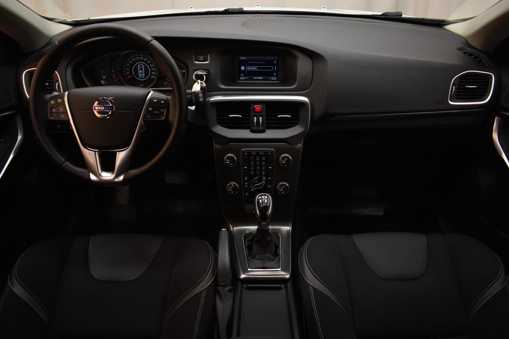 VOLVO V40 2016