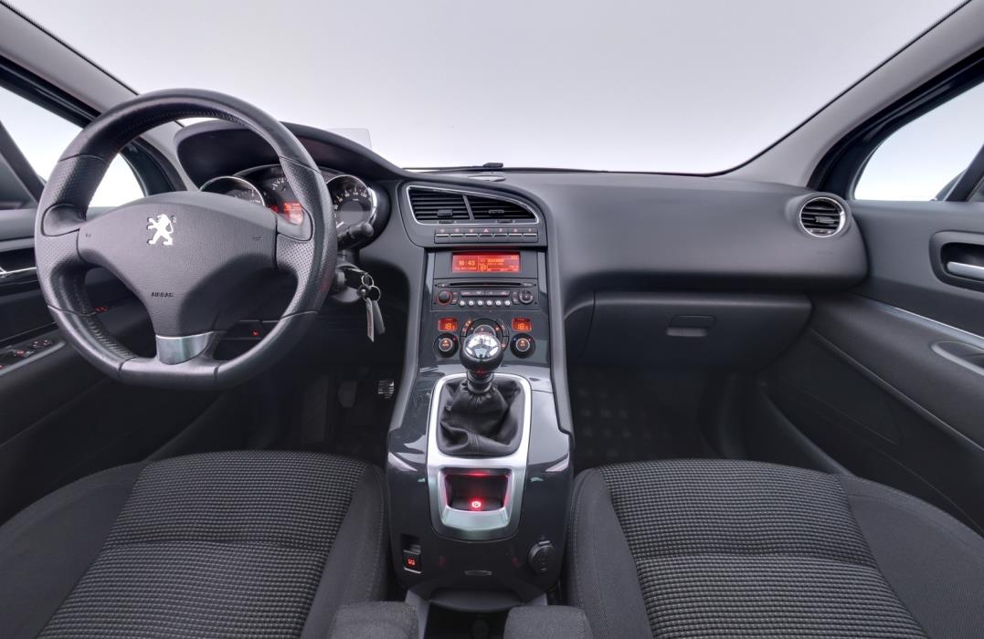 PEUGEOT 5008 2011