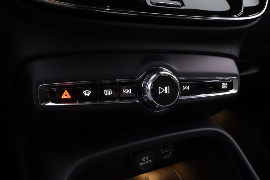 VOLVO XC40 2023