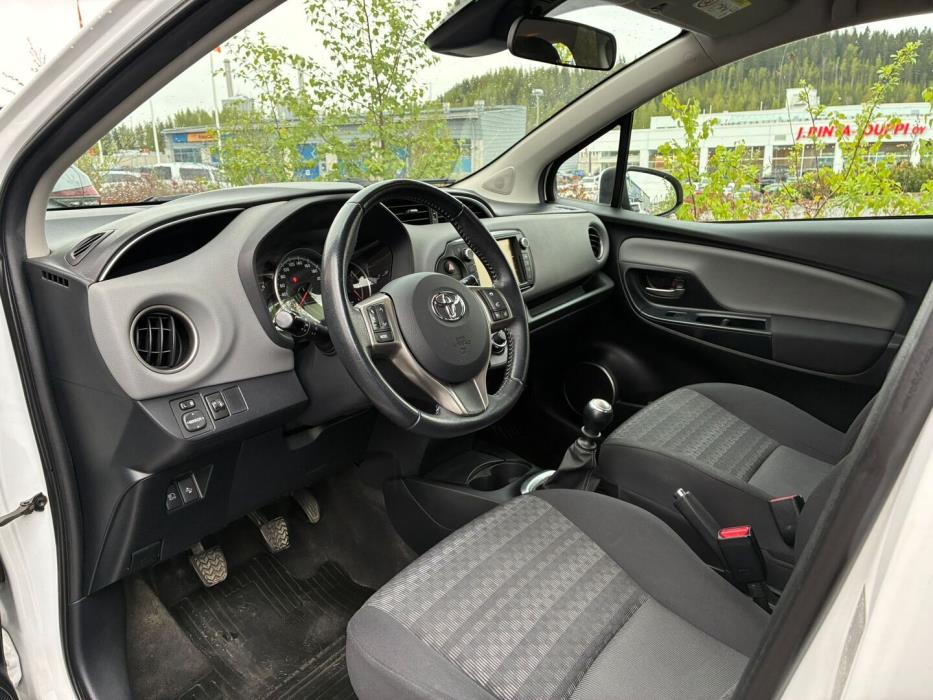 TOYOTA Yaris 2016