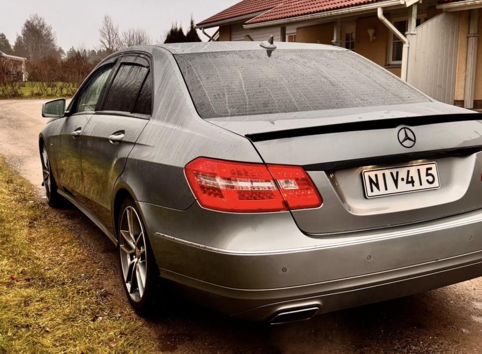 MERCEDES-BENZ E 2012