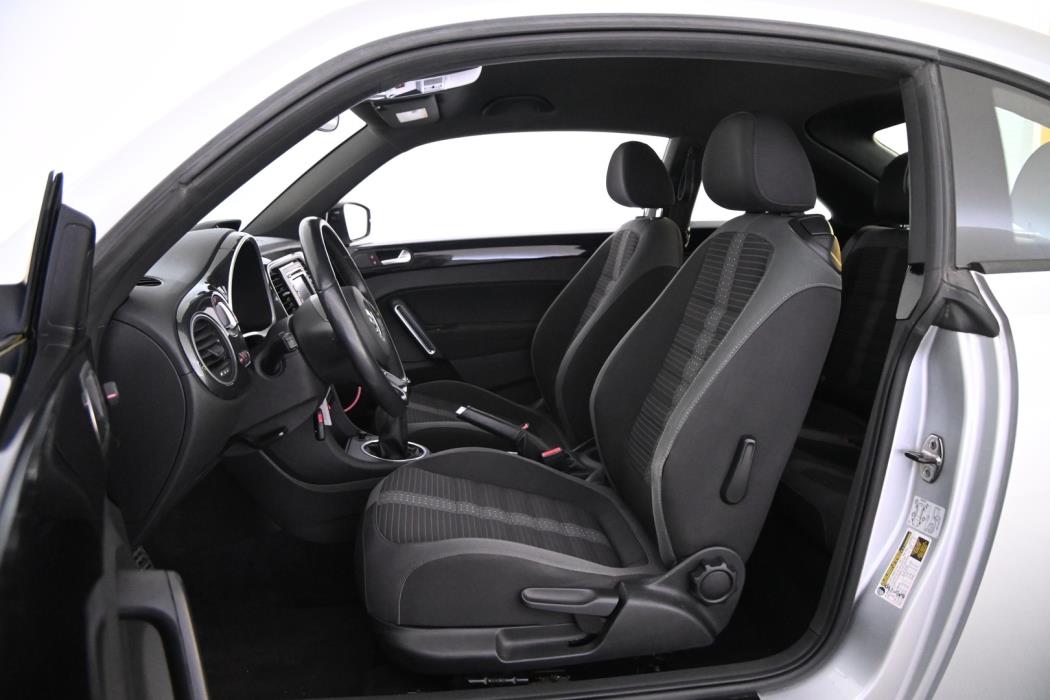 VOLKSWAGEN Beetle 2013