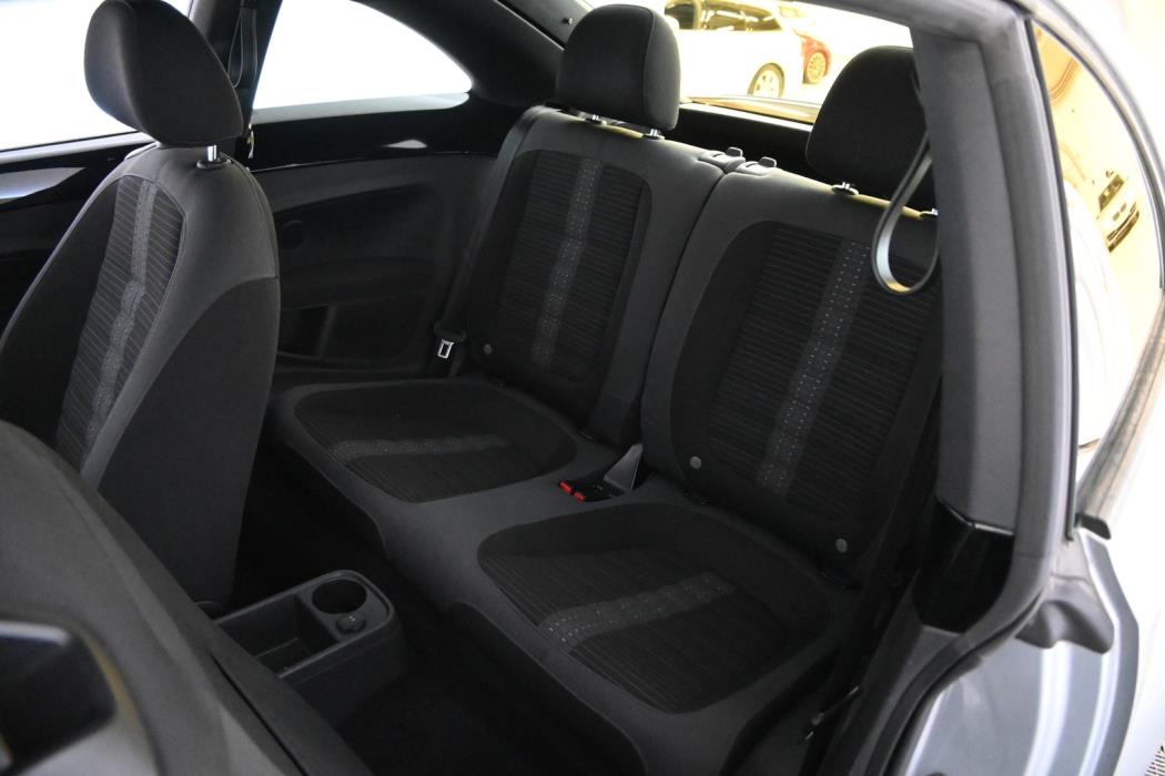 VOLKSWAGEN Beetle 2013