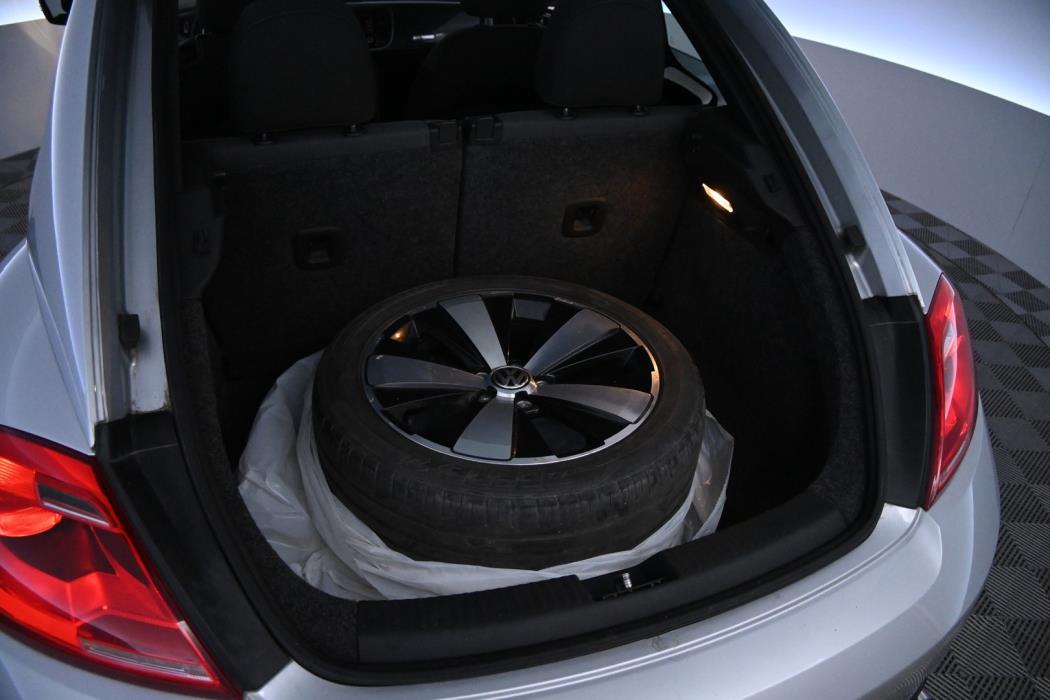 VOLKSWAGEN Beetle 2013