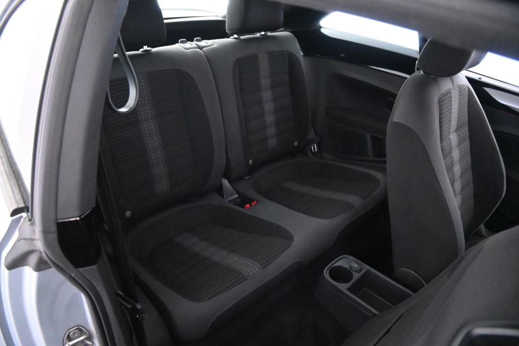 VOLKSWAGEN Beetle 2013