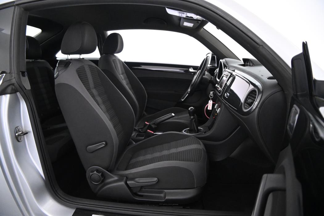 VOLKSWAGEN Beetle 2013