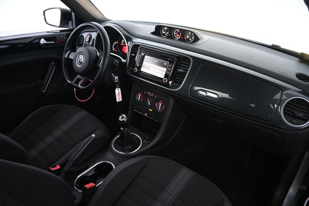 VOLKSWAGEN Beetle 2013