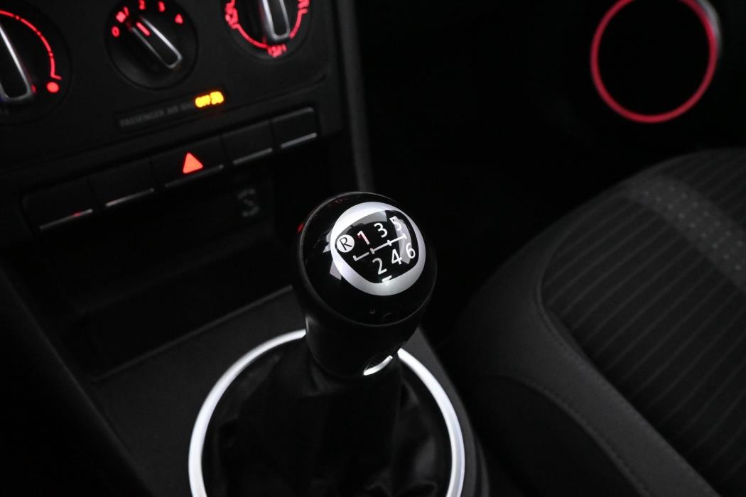 VOLKSWAGEN Beetle 2013