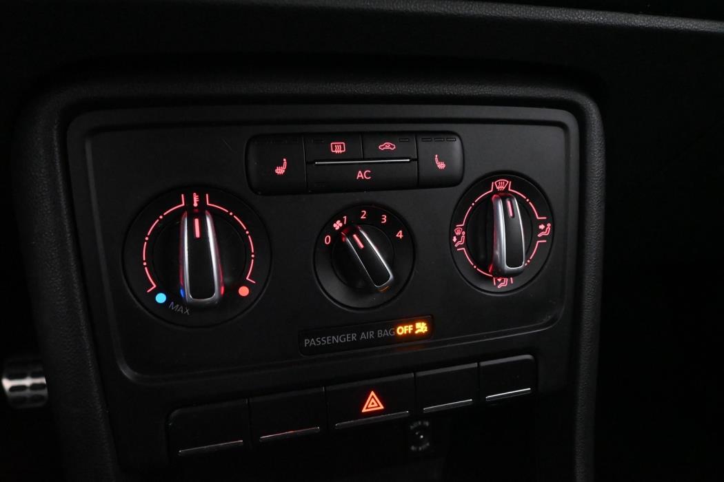 VOLKSWAGEN Beetle 2013