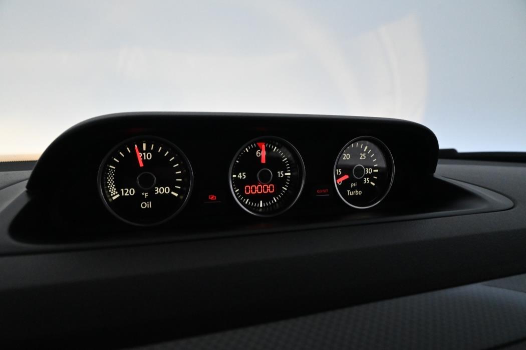 VOLKSWAGEN Beetle 2013