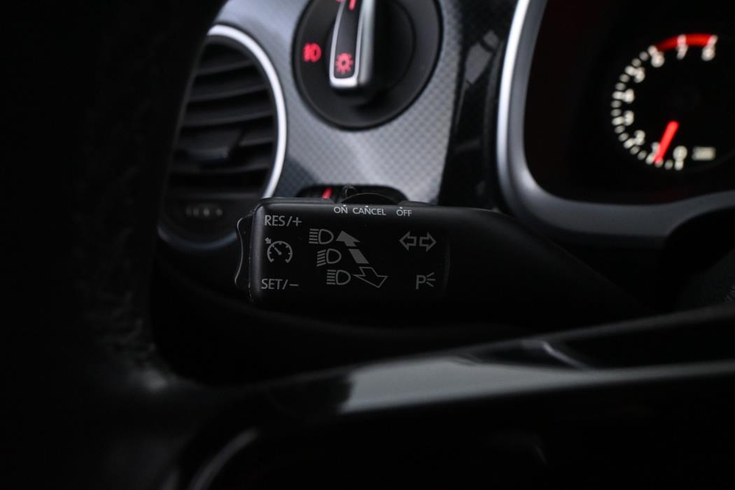 VOLKSWAGEN Beetle 2013