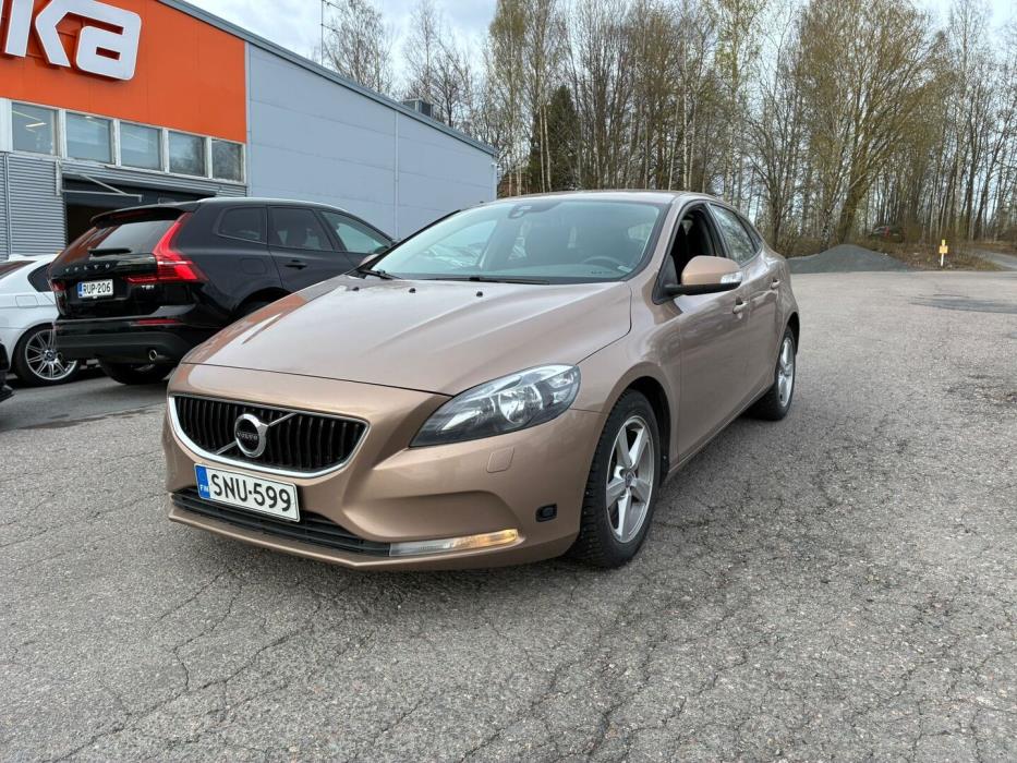 VOLVO V40 2016