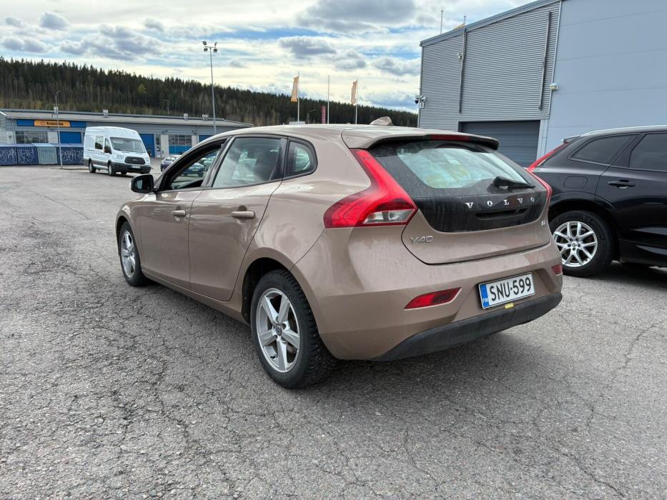 VOLVO V40 2016