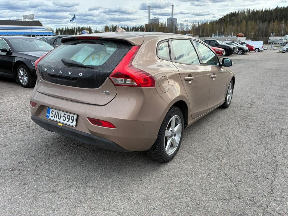 VOLVO V40 2016