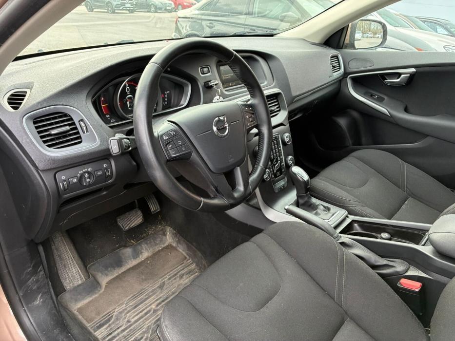 VOLVO V40 2016