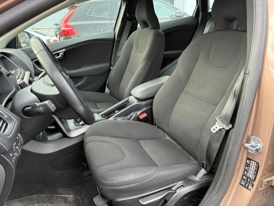 VOLVO V40 2016