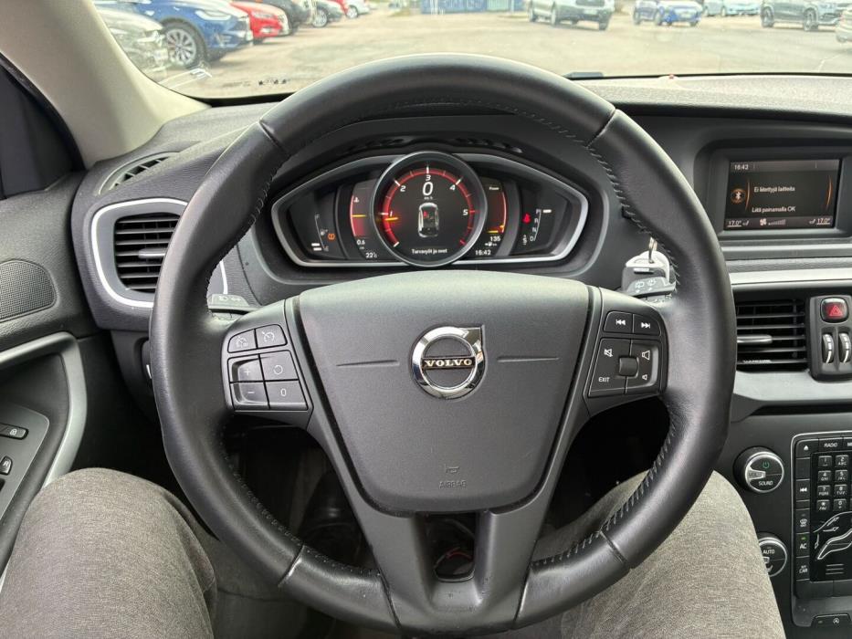 VOLVO V40 2016