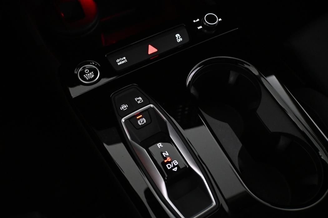 AUDI Q6 e-tron 2025