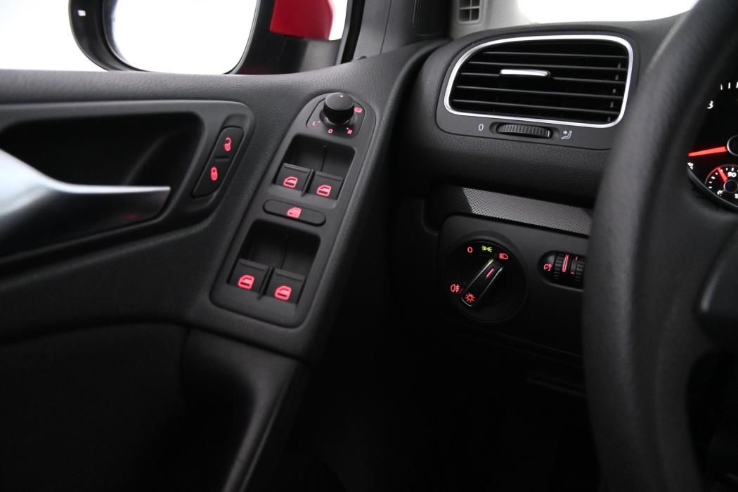 VOLKSWAGEN Golf 2012