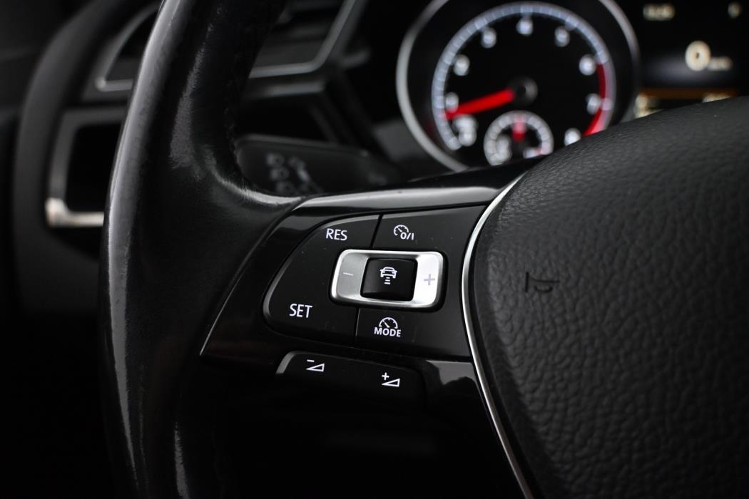 VOLKSWAGEN Touran 2016