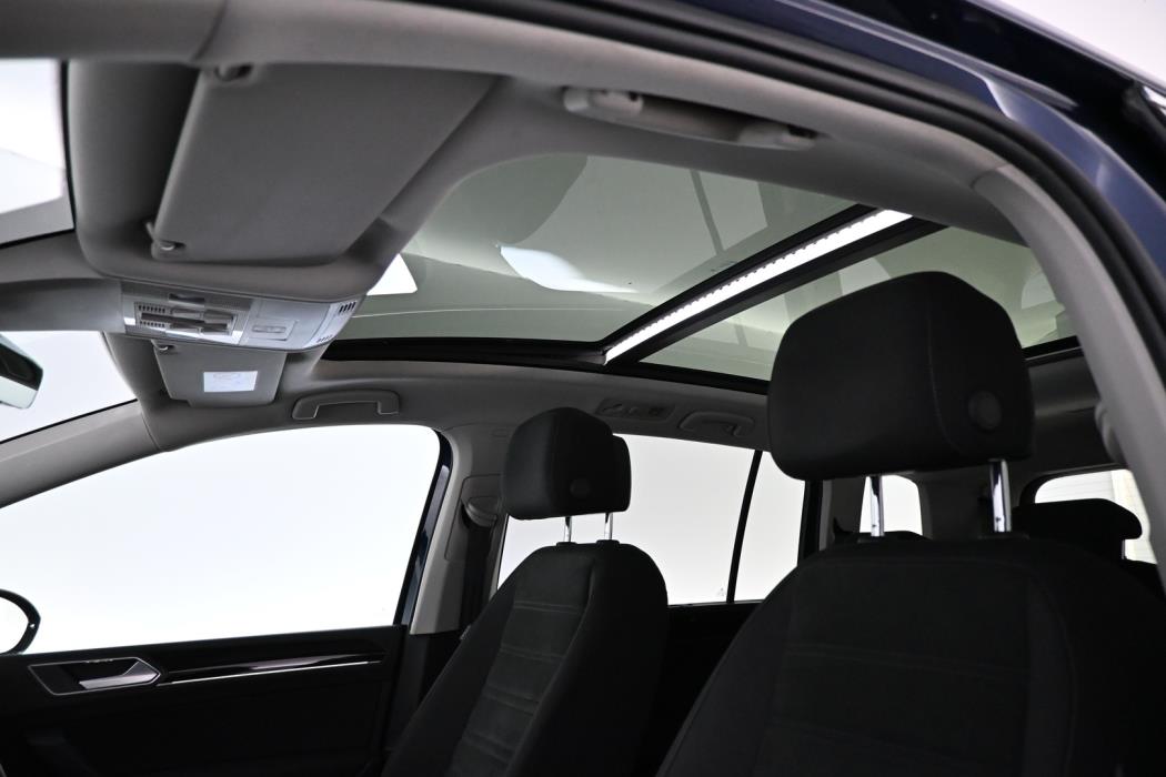 VOLKSWAGEN Touran 2016