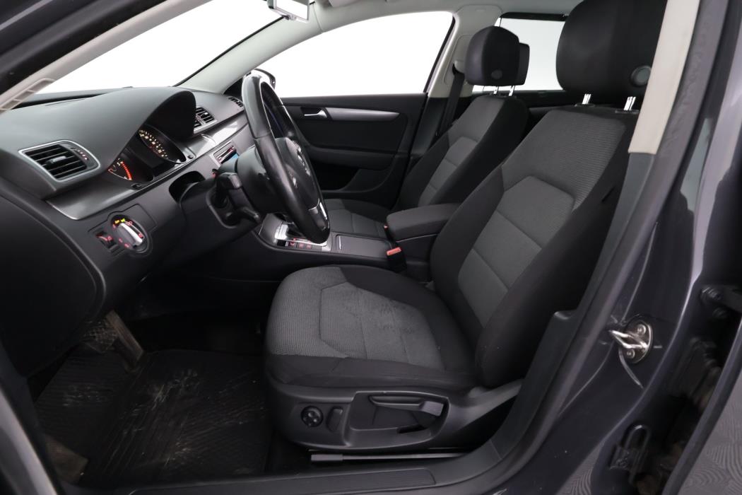 VOLKSWAGEN Passat 2011