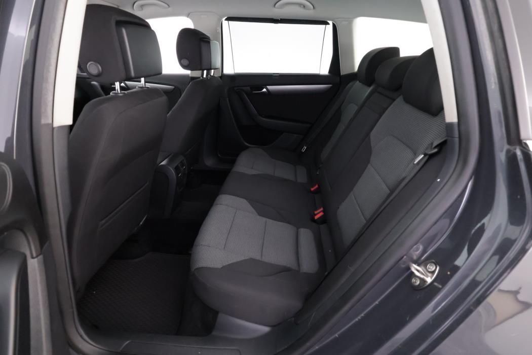 VOLKSWAGEN Passat 2011