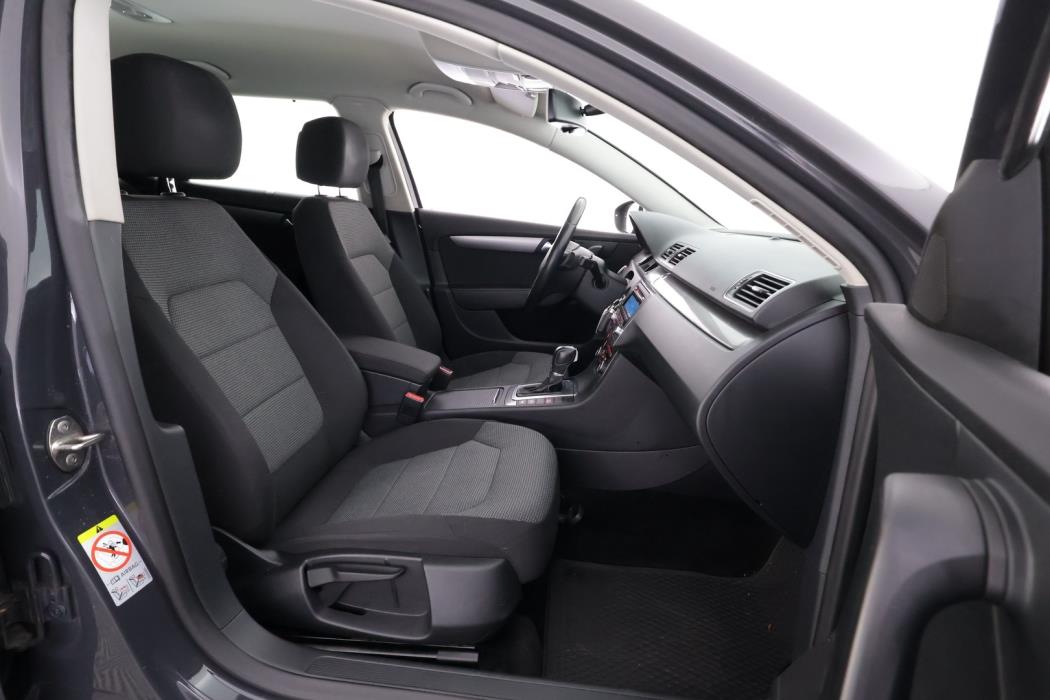 VOLKSWAGEN Passat 2011