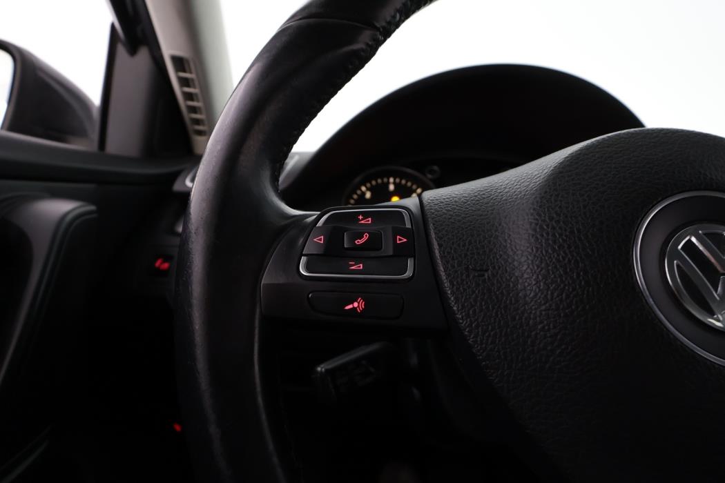 VOLKSWAGEN Passat 2011