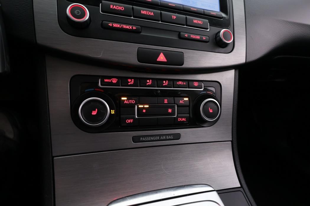 VOLKSWAGEN Passat 2011