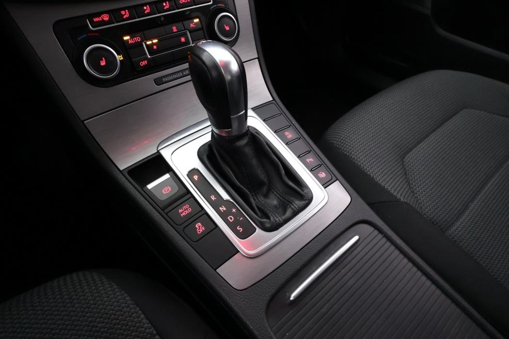 VOLKSWAGEN Passat 2011