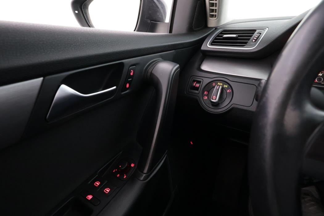 VOLKSWAGEN Passat 2011