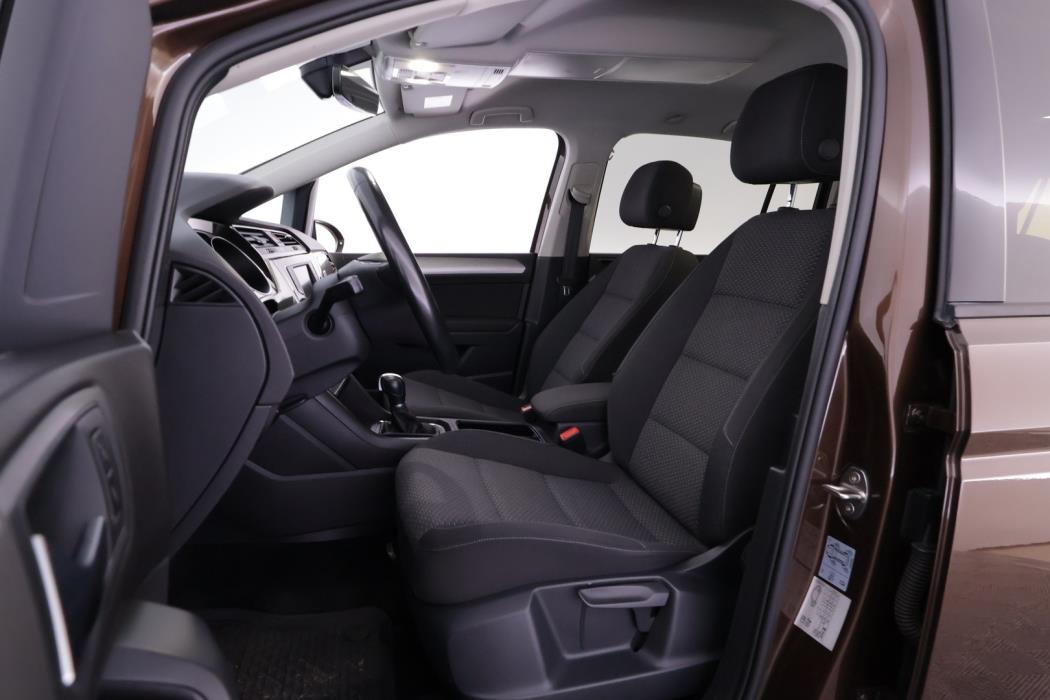 VOLKSWAGEN Touran 2016