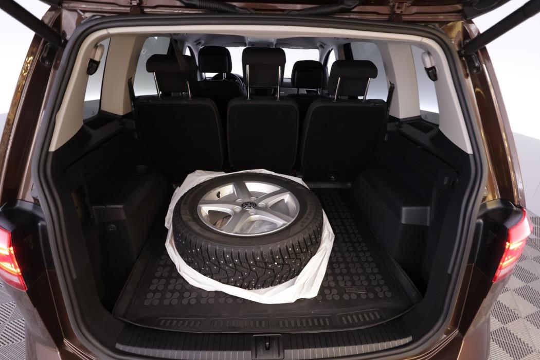 VOLKSWAGEN Touran 2016