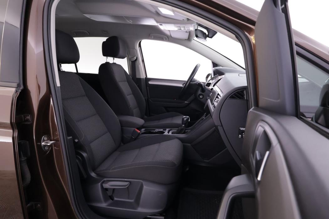VOLKSWAGEN Touran 2016