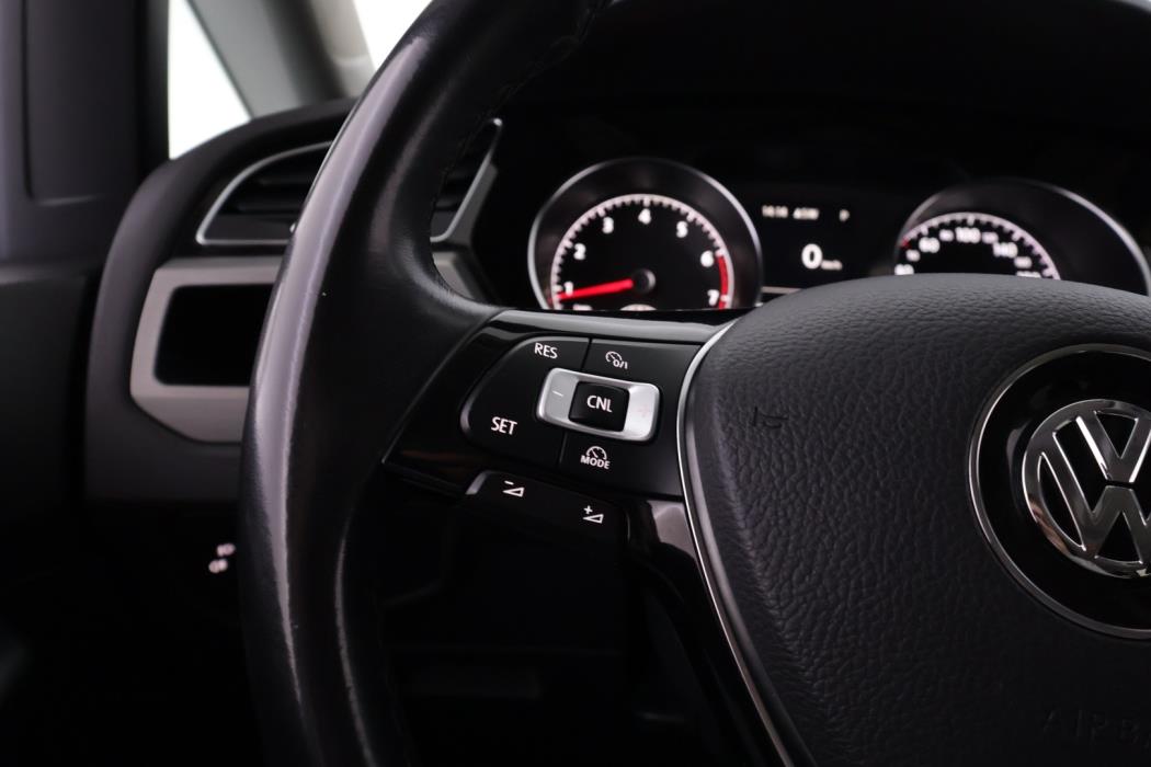 VOLKSWAGEN Touran 2016