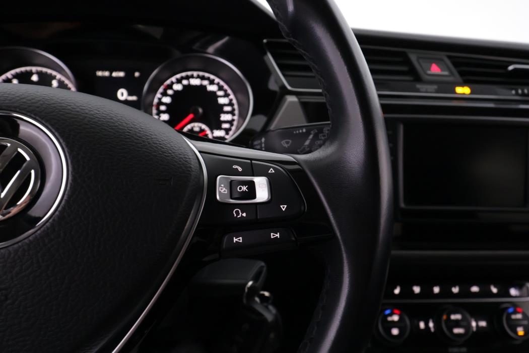 VOLKSWAGEN Touran 2016