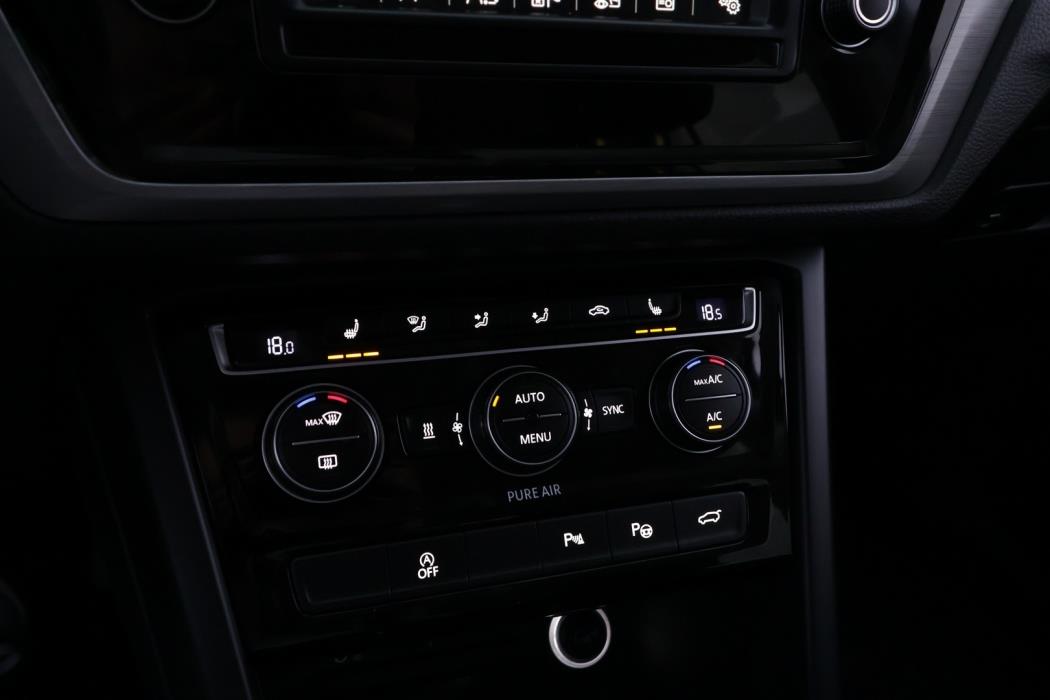 VOLKSWAGEN Touran 2016
