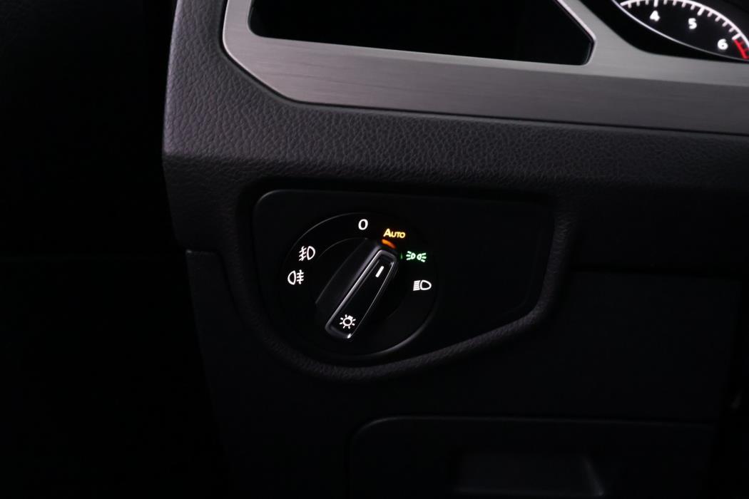 VOLKSWAGEN Touran 2016